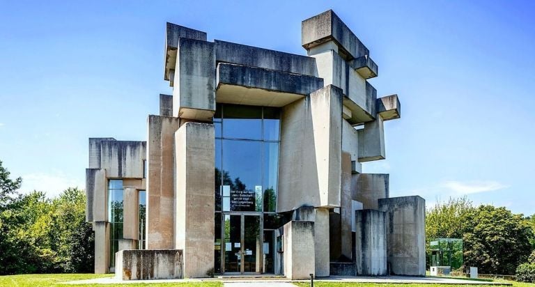 Fritz Wotruba, Wotrubakirche Kirche zur Heiligsten Dreifaltigkeit, ingresso, lato est. Photo Johannes Stoll Belvedere Vienna