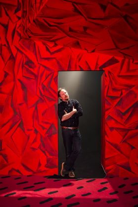 Guillermo Kuitca durante l’installazione della mostra Les Habitants, Fondation Cartier pour l’art contemporain, Parigi 2014. Photo © Olivier Ouadah