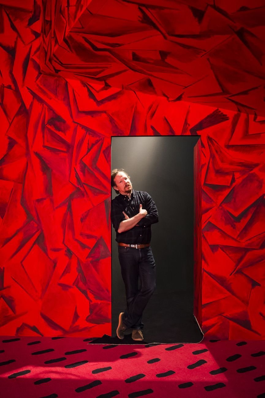 Guillermo Kuitca durante l’installazione della mostra Les Habitants, Fondation Cartier pour l’art contemporain, Parigi 2014. Photo © Olivier Ouadah
