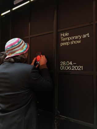 Hole. Temporary art peep show. Adiacenze, Bologna 2021