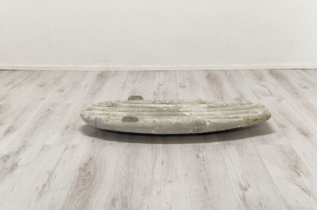Iacopo Pinelli, Sui corpi galleggianti (1), 2021, cemento e ferro, 112x40x16 cm