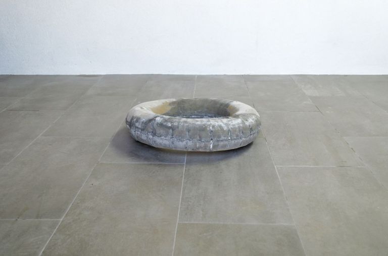 Iacopo Pinelli, Sui corpi galleggianti (4), 2021, cemento, 55x55x17 cm