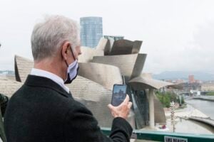 L’opera in realtà aumentata di Jenny Holzer per il Guggenheim di Bilbao