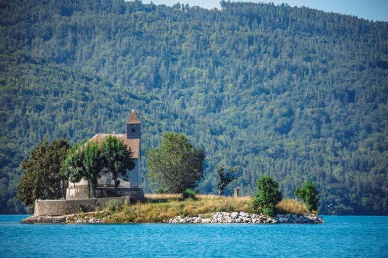 La Chapelle Saint Michel nel Lago di Serre Ponçon © Valentin Pacaut The Explorers