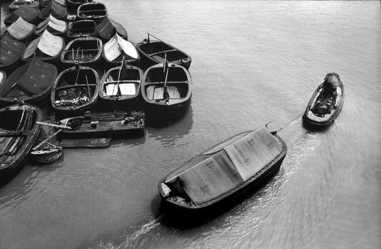 Lisetta Carmi, Genova Porto, 1964, cm 24x30 © Lisetta Carmi Martini Ronchetti