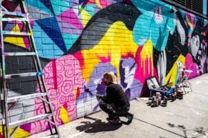Riprendono le grandi opere di street art a New York. Intervista a Yvette Vexta