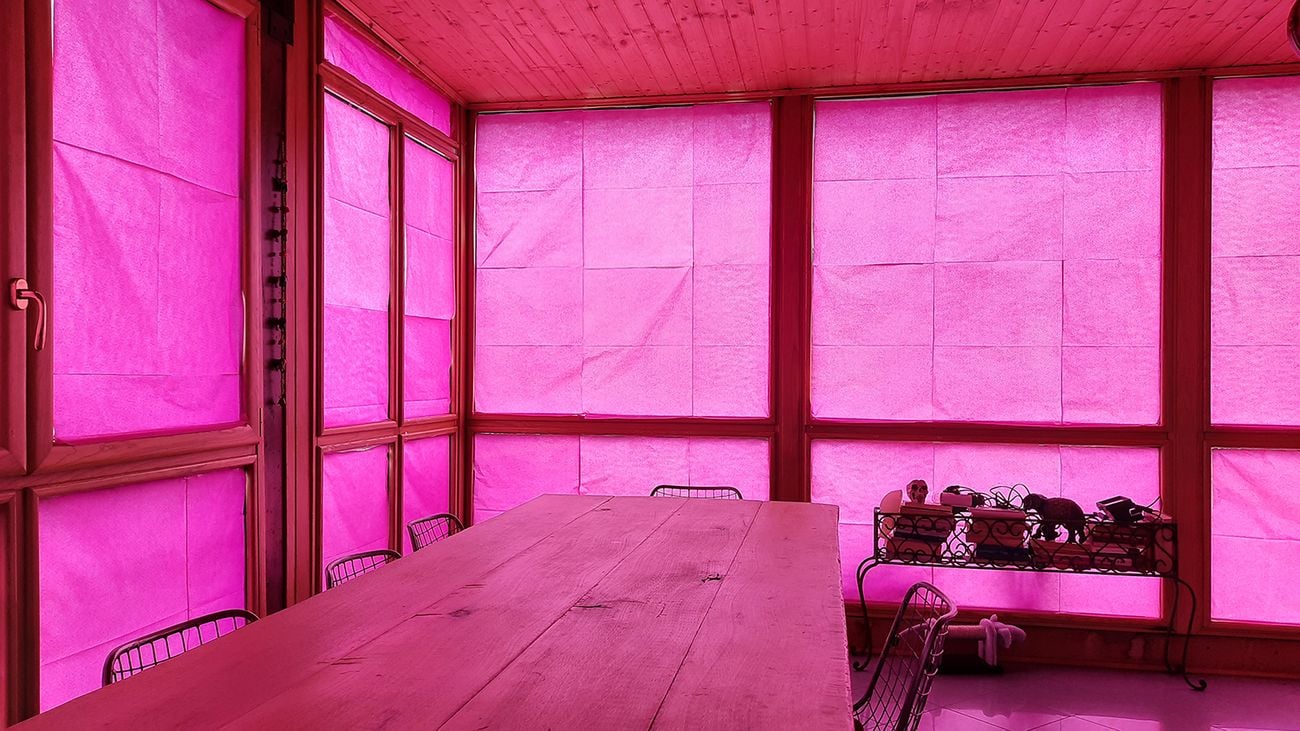 Marika Vitrani, 255, azione installativa site specific, carta velina fucsia, dimensioni variabili, 2020