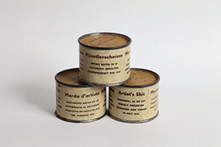 Merda d’artista, maggio 1961, scatoletta di latta, carta stampata, 4,8 × ∅ 6 cm (ognuna). Photo Bruno Bani © Fondazione Piero Manzoni, Milano