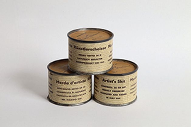 Merda d’artista, maggio 1961, scatoletta di latta, carta stampata, 4,8 × ∅ 6 cm (ognuna). Photo Bruno Bani © Fondazione Piero Manzoni, Milano