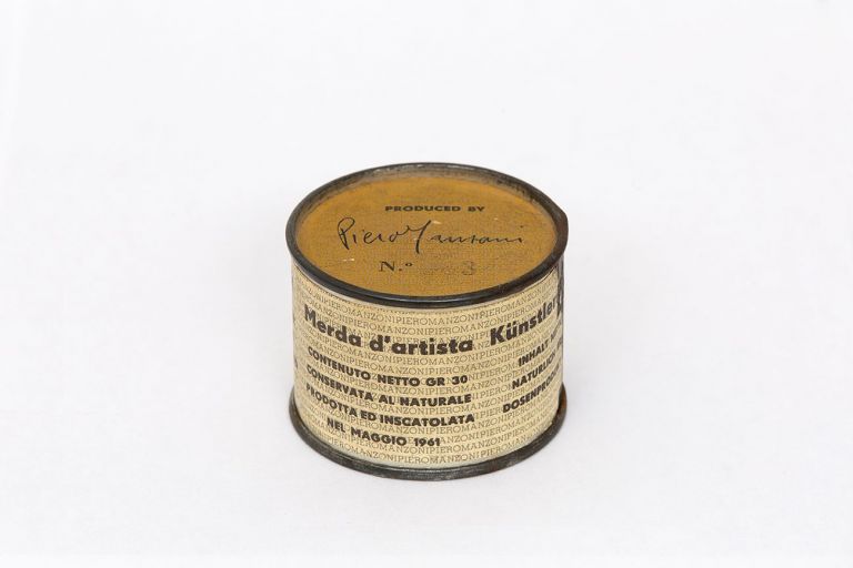 Merda d’artista n. 63, maggio 1961, scatoletta di latta, carta stampata, 4,8 × ∅ 6 cm. Photo Agostino Osio © Fondazione Piero Manzoni, Milano