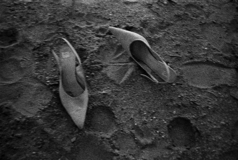 PETER LINDBERGH Milla's shoes, Mojave Desert, 1990, courtesy of Peter Lindbergh Foundation, Paris