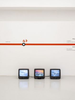 Rogelio López Cuenca, No W Here, 1998 2021, installazione multimedia. Installation view at Fondazione Baruchello, Roma 2021. Collezione MUSAC, León. Photo Juan Baraja