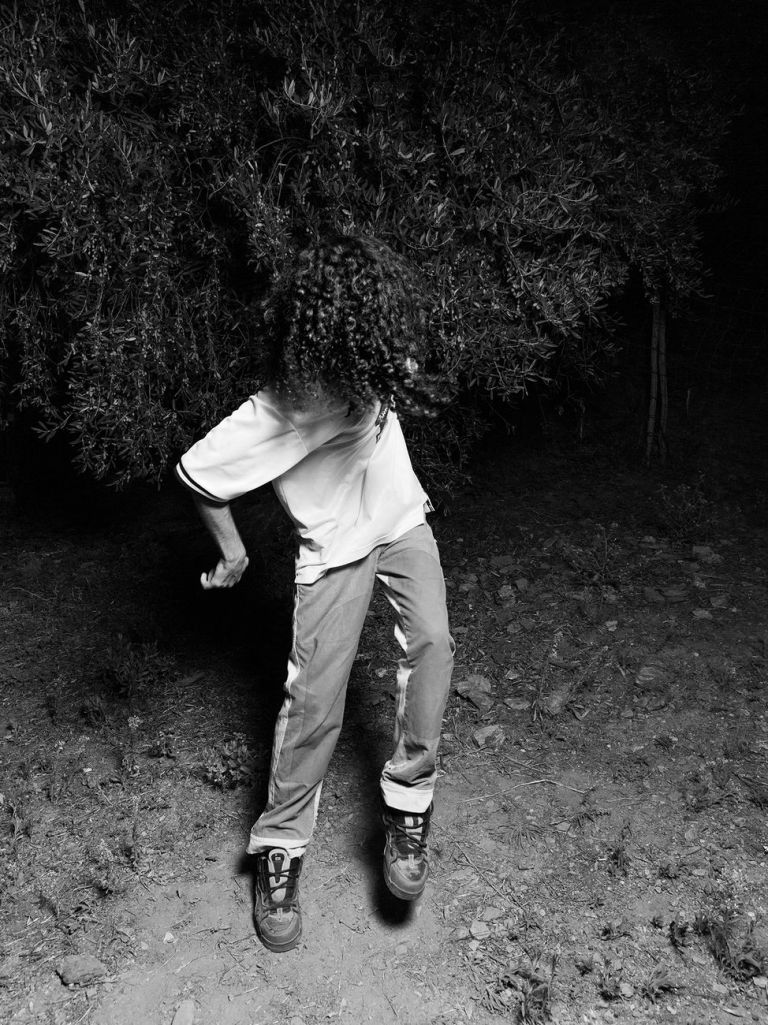 Simone Bergantini, NO FACE (How to dance rave music), 2020 21, stampa su cartoncino fotografico ai pigmenti, 15 elementi, 80x60 cm