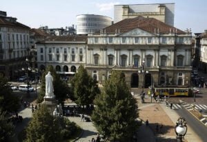 Milano: si costruisce il nuovo edificio del Teatro alla Scala. Progetto di Mario Botta