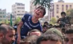 Un bambino palestinese piange la morte di suo padre, 2021