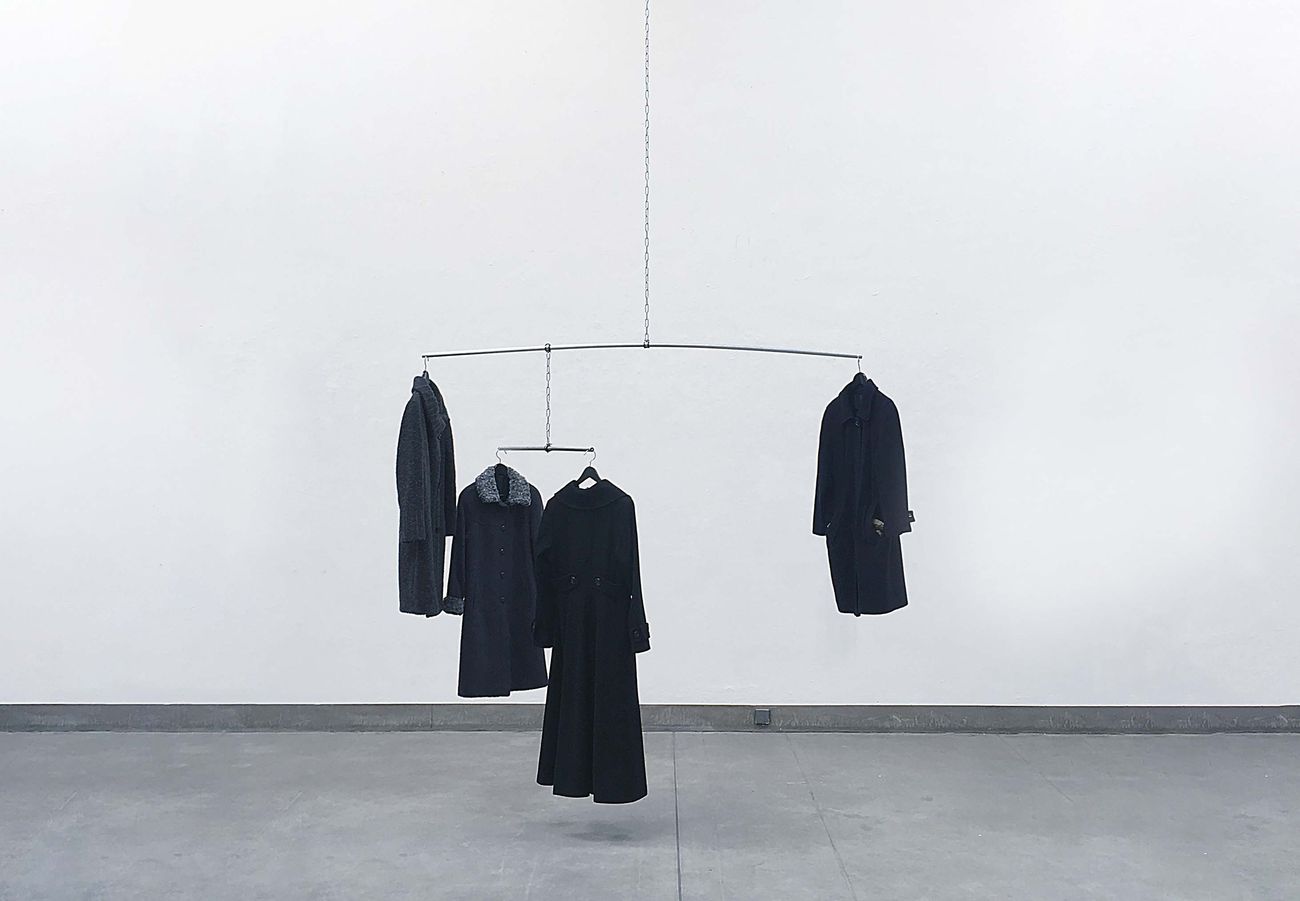 Viktoria Kurnicki, In Relation, 2018, 6x2x1 m ca., variable length, steel chains, coats, aluminium tubes, stones, coat hangers
