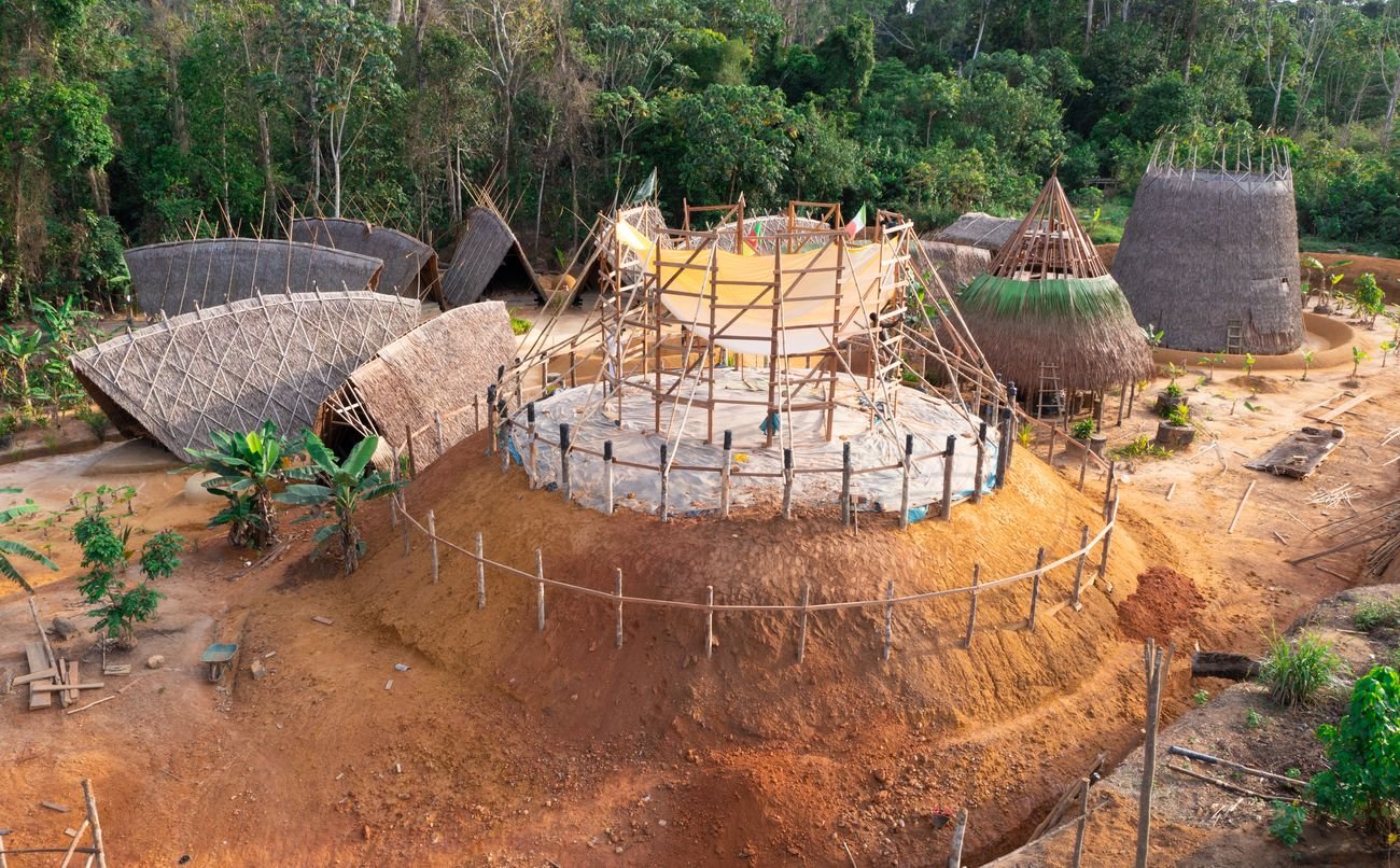 Warka Water Village, Warka Tower Padiglione Italia 2021, in costruzione, Camerun, 2021. Photo Barbara Edmonda Guassen