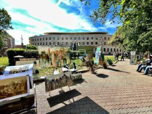 La vicenda delle imbarazzanti mostre d’arte organizzate nelle piazze di Roma