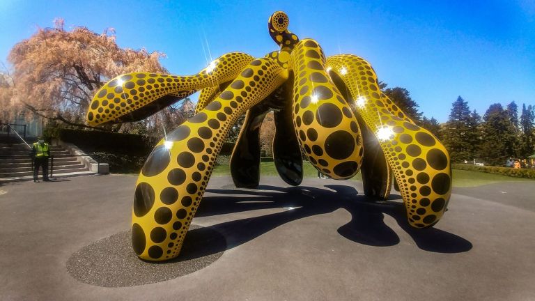 Yayoi Kusama, Dancing Pumpkin. Installation view at New York Botanical Garden, New York 2021. Photo Maurita Cardone