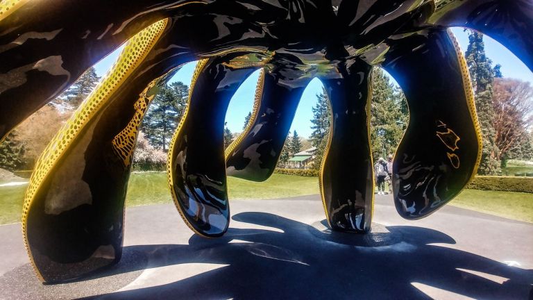 Yayoi Kusama, Dancing Pumpkin. Installation view at New York Botanical Garden, New York 2021. Photo Maurita Cardone