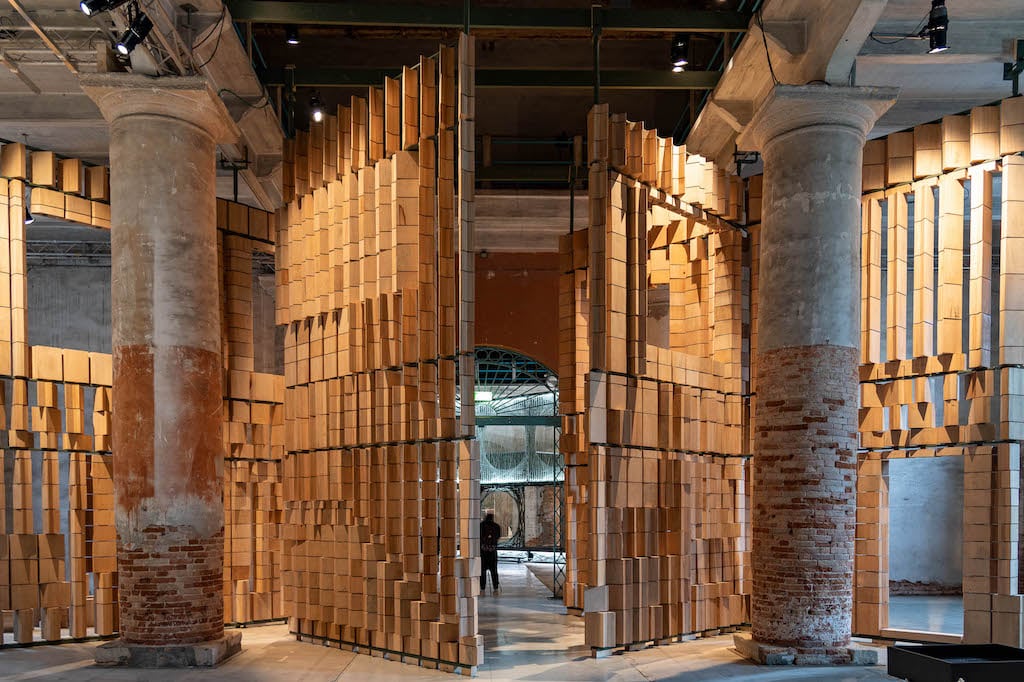 Biennale Architettura 2021. Commenti sul pezzo di mostra all’Arsenale di Venezia