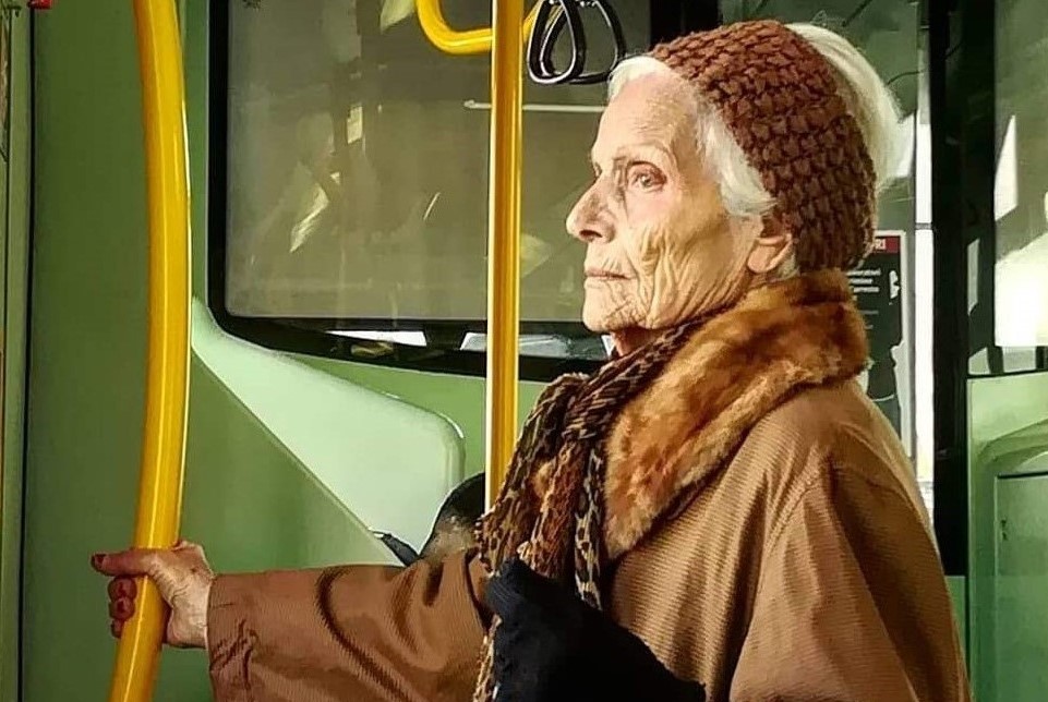 MARIA TERESA CARBONE donna sul tram