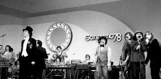 28 gennaio 1978, Rino Gaetano esegue Gianna sul palco di Sanremo, accompagnato dai Pandemonium