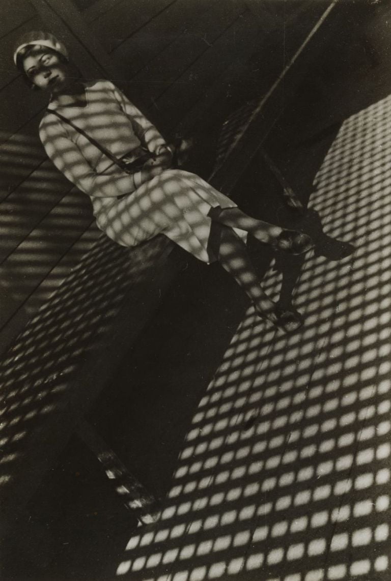 Aleksandr Rodcenko, Girl with a Leica, 1932-33. The Museum of Modern Art, New York. Thomas Walther Collection © 2021, ProLitteris, Zürich. Digital Image © 2021 The Museum of Modern Art, New York - Scala, Florence