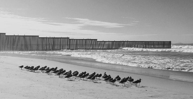 Andrea Masala, Il muro di confine tra la Plaja de Tijuana e il Friendship Park di San Diego, 2018, fotografia