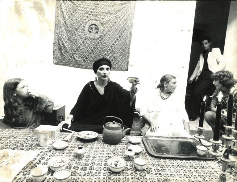 Anna Paparatti durante il rituale del te in una casa privata, anni '70. Courtesy Archivio Anna Paparatti