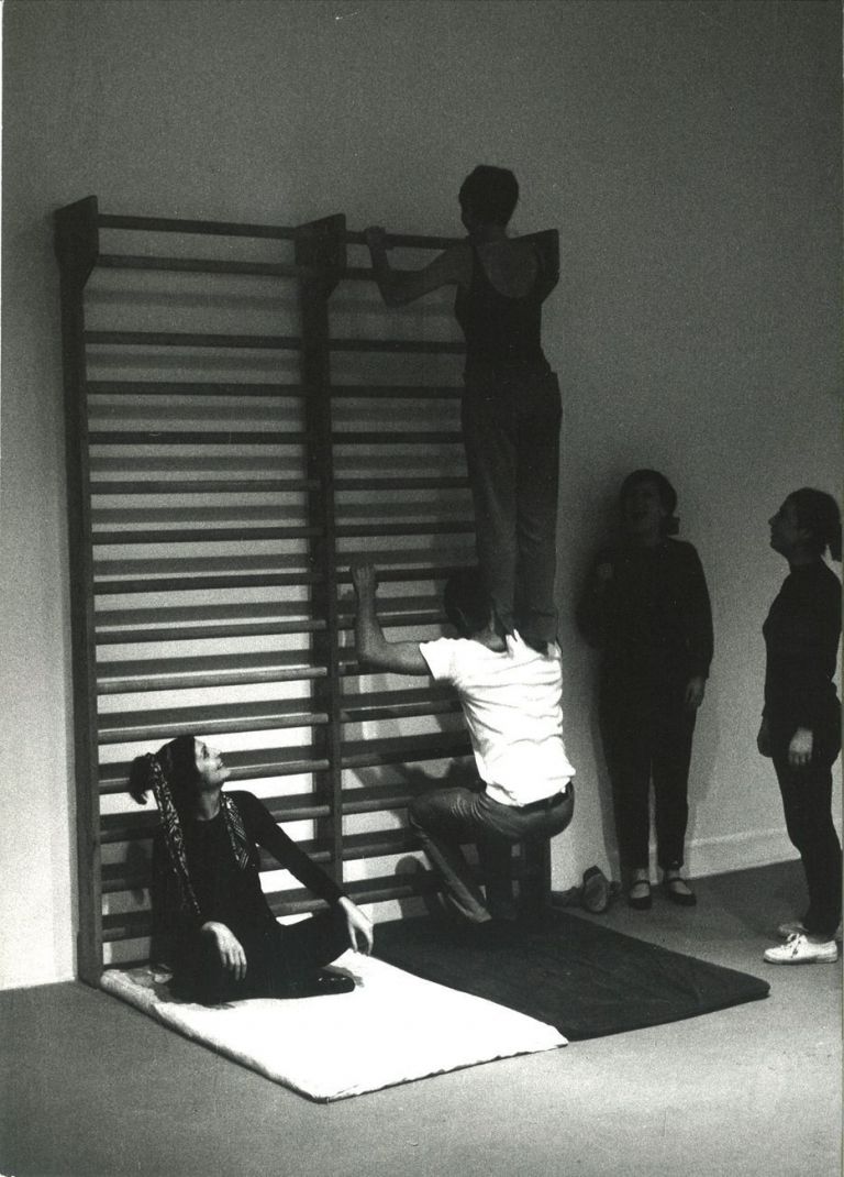 Anna Paparatti durante la performance Ginnastica Mentale alla Galleria L'Attico, 1968. Courtesy Archivio Anna Paparatti