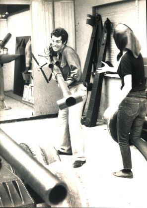 Anna Paparatti e Pino Pascali giocano con le armi finte opera dell'artista nel cortile dello studio di Pascali. Photo Gianfranco Mantegna. Courtesy Archivio Anna Paparatti