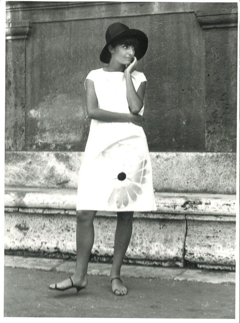 Anna Paparatti indossa il vestito realizzato per lei da Jannis Kounellis e sua moglie Efi, 1966. Courtesy Archivio Anna Paparatti