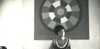 Anna Paparatti nella sua casa di via del Babuino davanti alla sua opera Il Grande Gioco, 1966. Photo Alberto Grifi. Courtesy Archivio Anna Paparatti