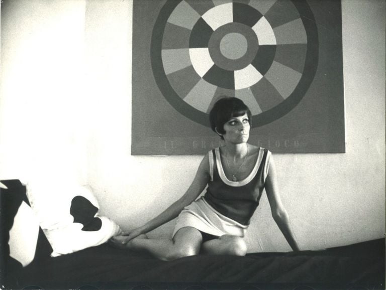 Anna Paparatti nella sua casa di via del Babuino davanti alla sua opera Il Grande Gioco, 1966. Photo Alberto Grifi. Courtesy Archivio Anna Paparatti
