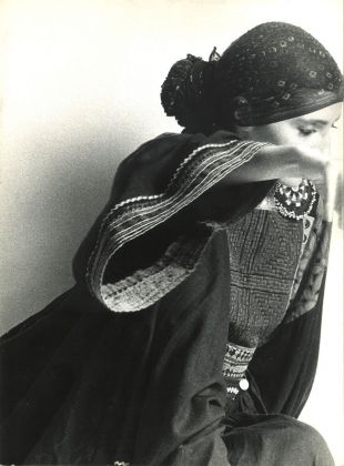 Anna Paparatti ritratta con un abito afghano nel suo studio, anni '70. Photo Claudio Abate. Courtesy Archivio Anna Paparatti
