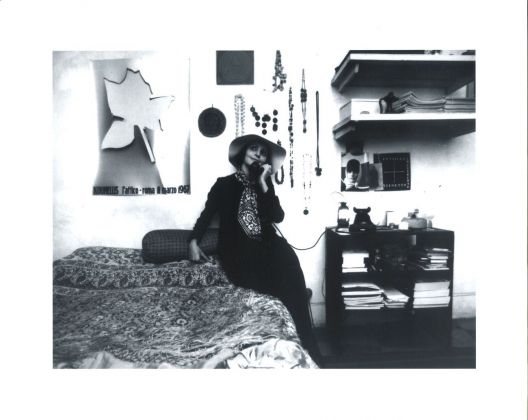 Anna Paparatti ritratta nella sua casa di via del Babuino, 1968. Alle sue spalle il manifesto della mostra di Kounellis del 1967. Photo Luca Patella. Courtesy Archivio Anna Paparatti
