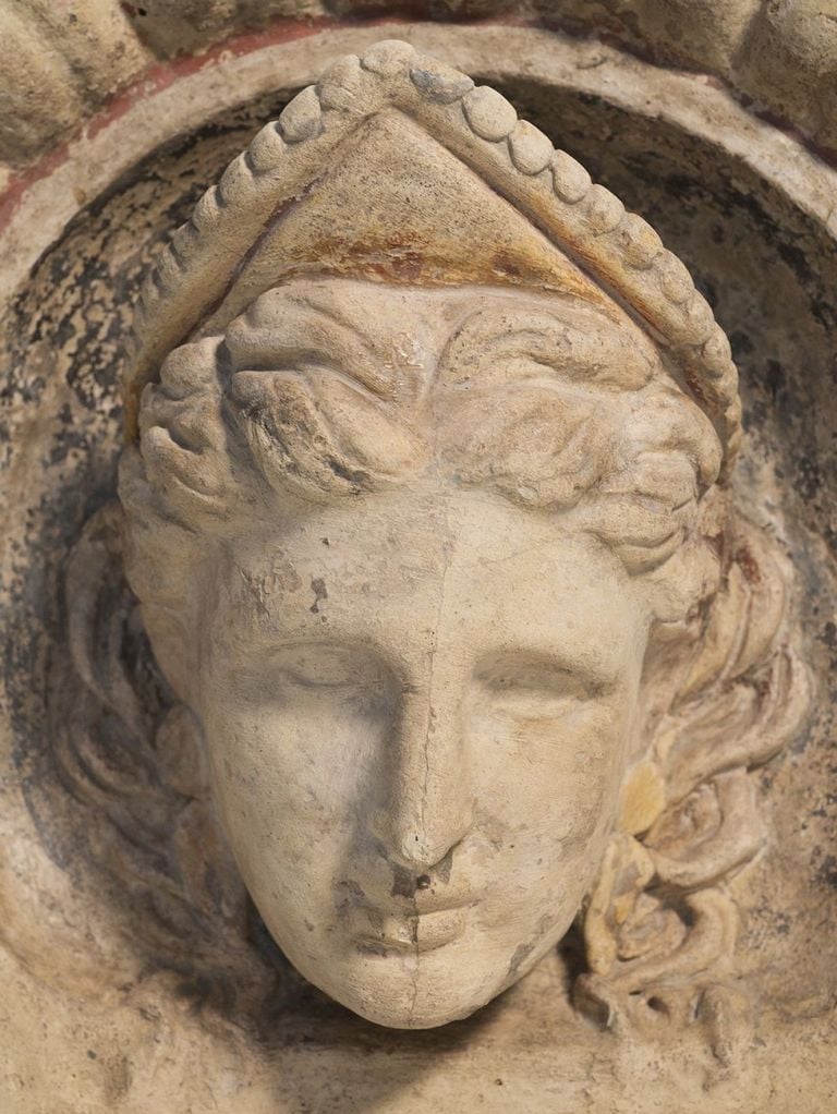 Antefissa a testa femminile (particolare), seconda metà del IV sec. a.C., coroplastica architettonica. Montalto di Castro, Depositi Fondazione Vulci