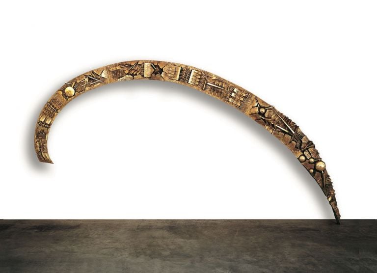 Arnaldo Pomodoro, Arco, 2000, 210x510x20 cm, bronzo. Photo Paolo Mussat Sartor