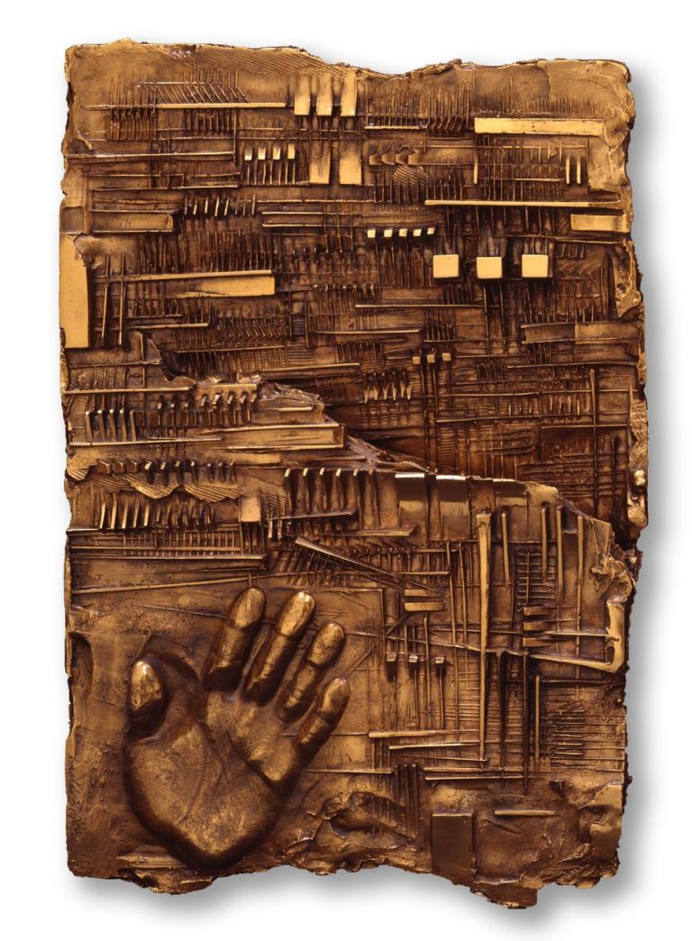 Arnaldo Pomodoro, Lettera a K, 1965, bronzo, 56x37x9,5 cm. Photo Aurelio Barbareschi