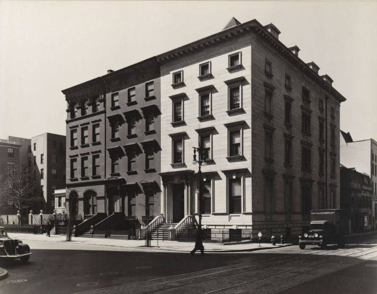 Berenice Abbott, Fifth Avenue, Nos. 4, 6, 8, Manhattan, March 20, 1936. The Museum of Modern Art, New York. Thomas Walther Collection © 2021 Estate of Berenice Abbott. Digital Image © 2021 The Museum of Modern Art, New York - Scala, Florence