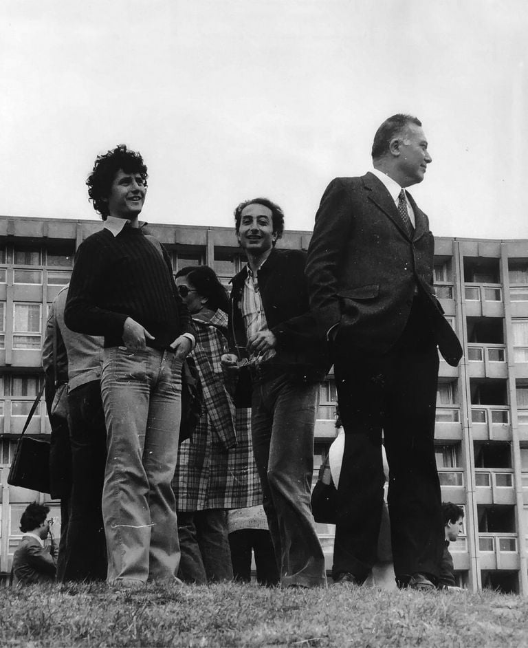 Carlo Melograni ‒ Progettare per chi va in tram. Il mestiere dell’architetto (Quodlibet, Macerata 2020). Carlo Melograni e i suoi studenti in viaggio a Londra, in visita sulla collina di Robin Hood Gardens, 1974