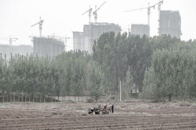 Cantiere a ovest di Kaifeng alle spalle di contadini al lavoro, 2019, Kaifeng, Provincia dello Henan. Photo © Samuele Pellecchia