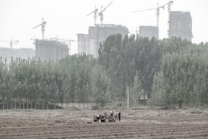 Cantiere a ovest di Kaifeng alle spalle di contadini al lavoro, 2019, Kaifeng, Provincia dello Henan. Photo © Samuele Pellecchia Cantiere a ovest di Kaifeng alle spalle di contadini al lavoro, 2019, Kaifeng, Provincia dello Henan. Photo © Samuele Pellecchia