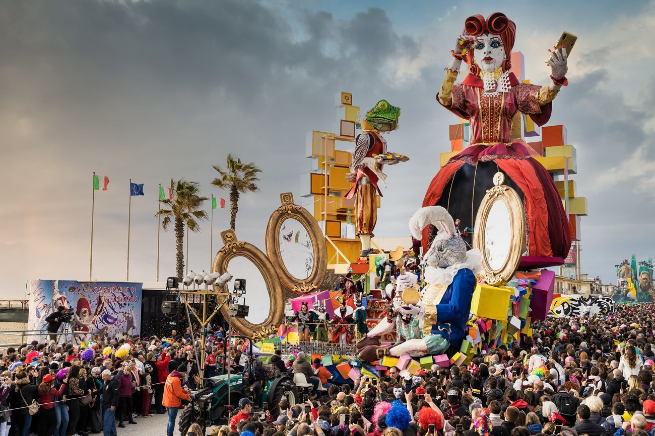 Carnevale di Viareggio 2020. Nel Paese delle meraviglie 2.0 di Jacopo Allegrucci. Courtesy Fondazione Carnevale di Viareggio 