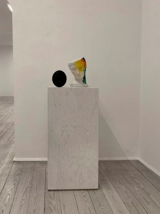 Claudio Parmiggiani, Figura con uovo nero, 1985. Courtesy Galleria Poggiali