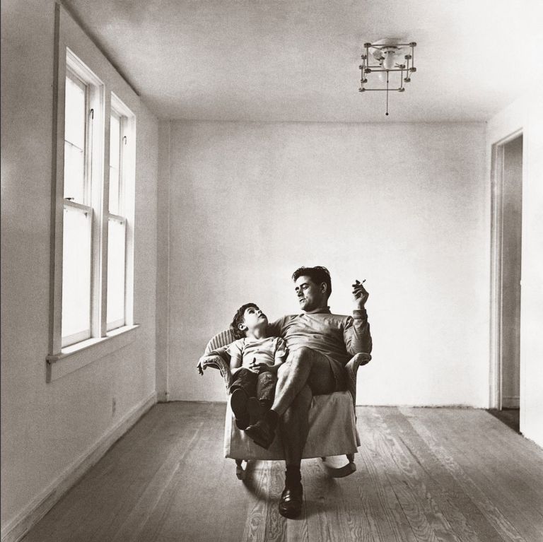 Costantino Nivola con Pietro, East Hampton, estate 1948. Photo Ben Schulz. Courtesy Fondazione Nivola