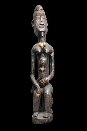 Donna con bimbo, legno, h. 71 cm. Collezione Umberto Knycz