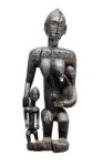 Donna con due bimbi, legno, h. 66 cm. Collezione Umberto Knycz