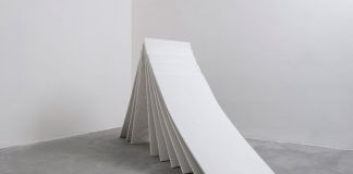 Eliano Serafini, Quel nostro sentirci improvvisamente estranei, 2021, foglie in gesso, cemento, rete metallica, vassoio in acciaio inox metallizzato, lisca di pesce, dimensioni variabili